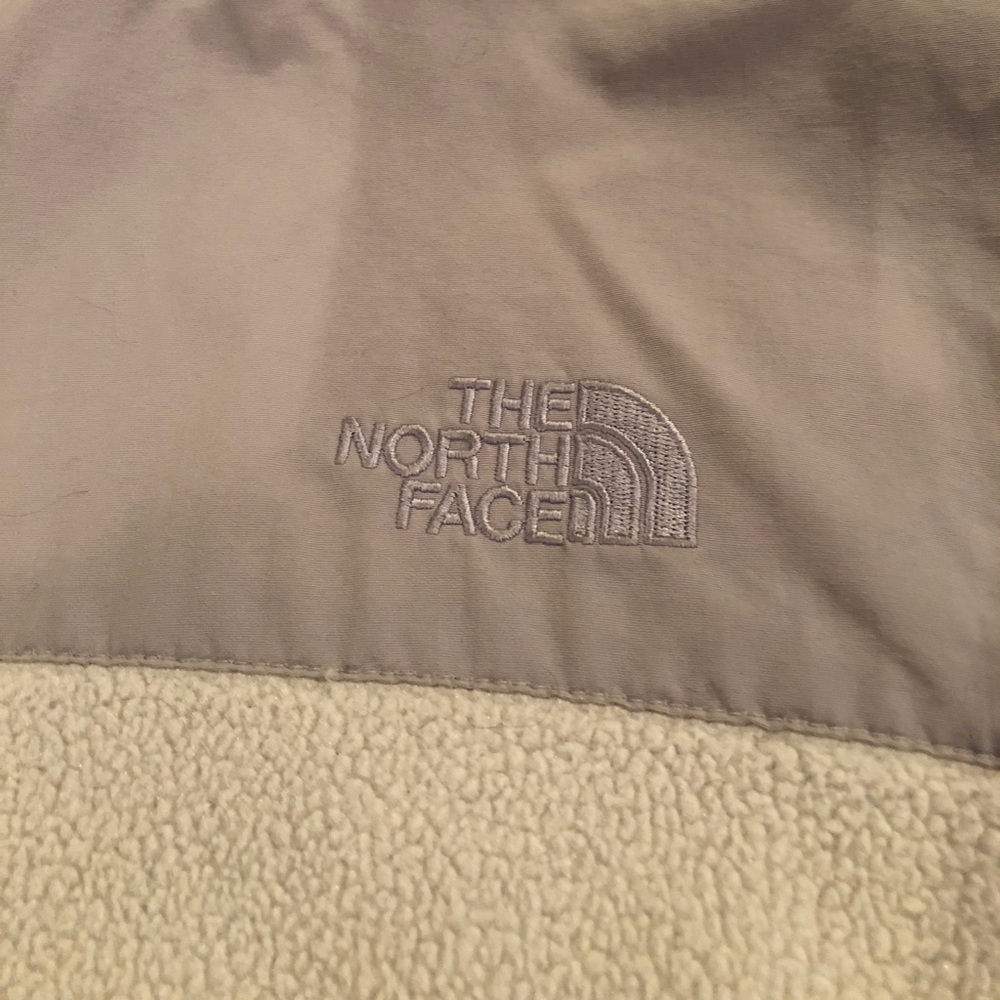 Light grey, XL girls north face hooded Denali